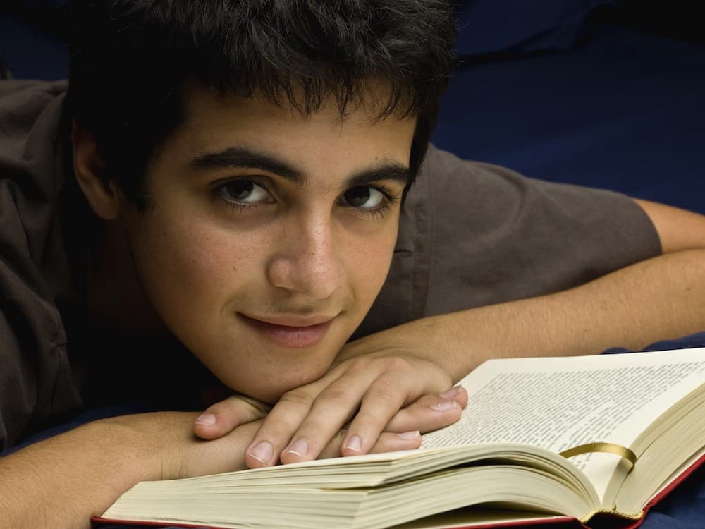 Estudiante de preparatoria del Colegio Edgar Morin leyendo